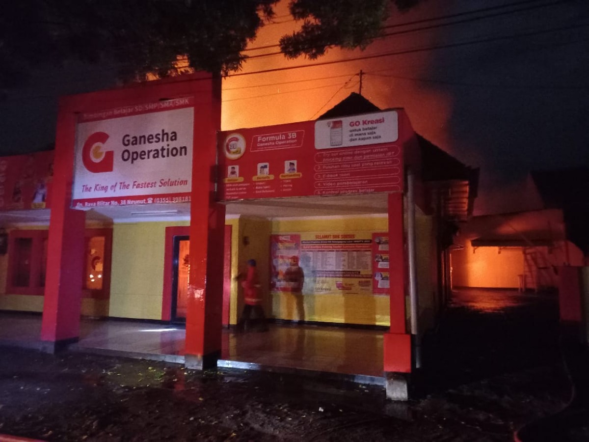 Gedung Bimbel GO di Ngunut terbakar. (Foto: Dok Polsek Ngunut)