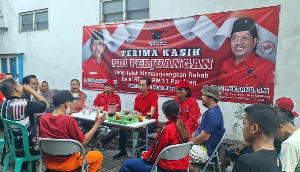 Obrolan hangat kader PDIP Surabaya dengan warga di Kampung Soekarno (Foto-foto: Adi for jatimnow.com)