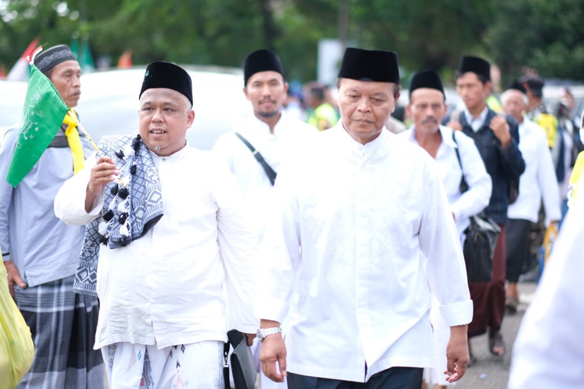 Hidayat Nur Wahid dan Irwan Setiawan berjalan kaki menuju GOR Delta Sidoarjo. (Foto: Humas PKS)