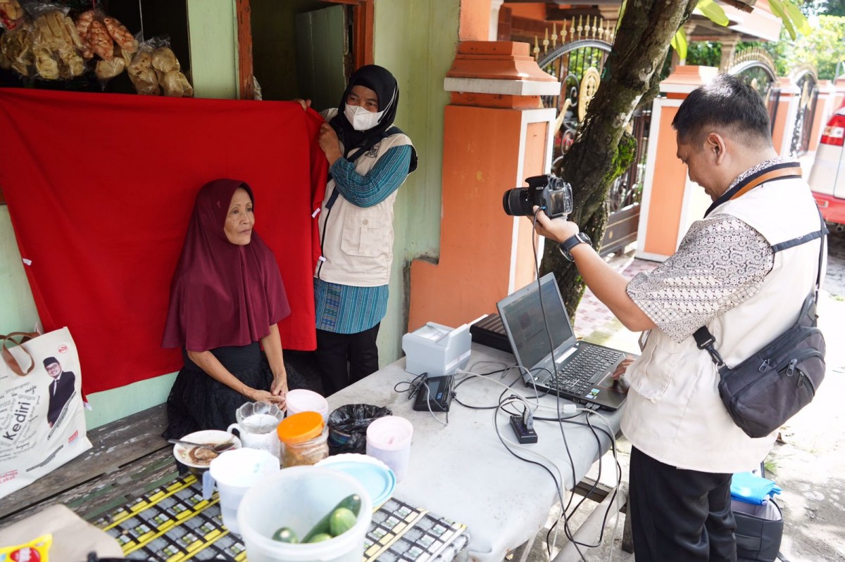 Proses perekeman e-KTP warga penyandang disabilitas di Kediri (Foto: Humas Pemkab Kediri/jatimnow.com)