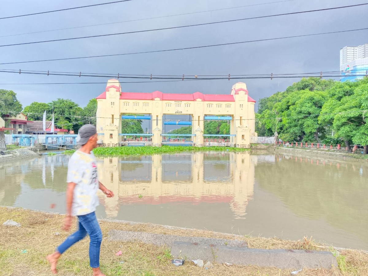 Pencarian Anak Tenggelam di Sungai Jagir Surabaya Ditunda