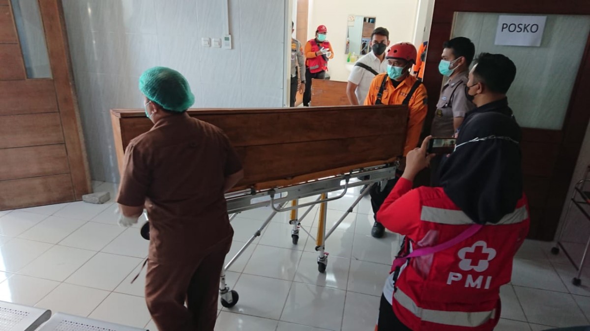 Jenazah korban di dalam peti mati akan segera diserahkan pada kekuarga. (Foto: Bramanta Pamungkas/jatimnow.com)