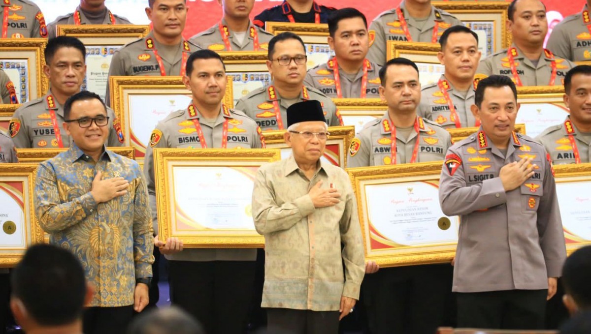 Penghargaan untuk Polrestabes Surabaya (Foto-foto: Polrestabes Surabaya)