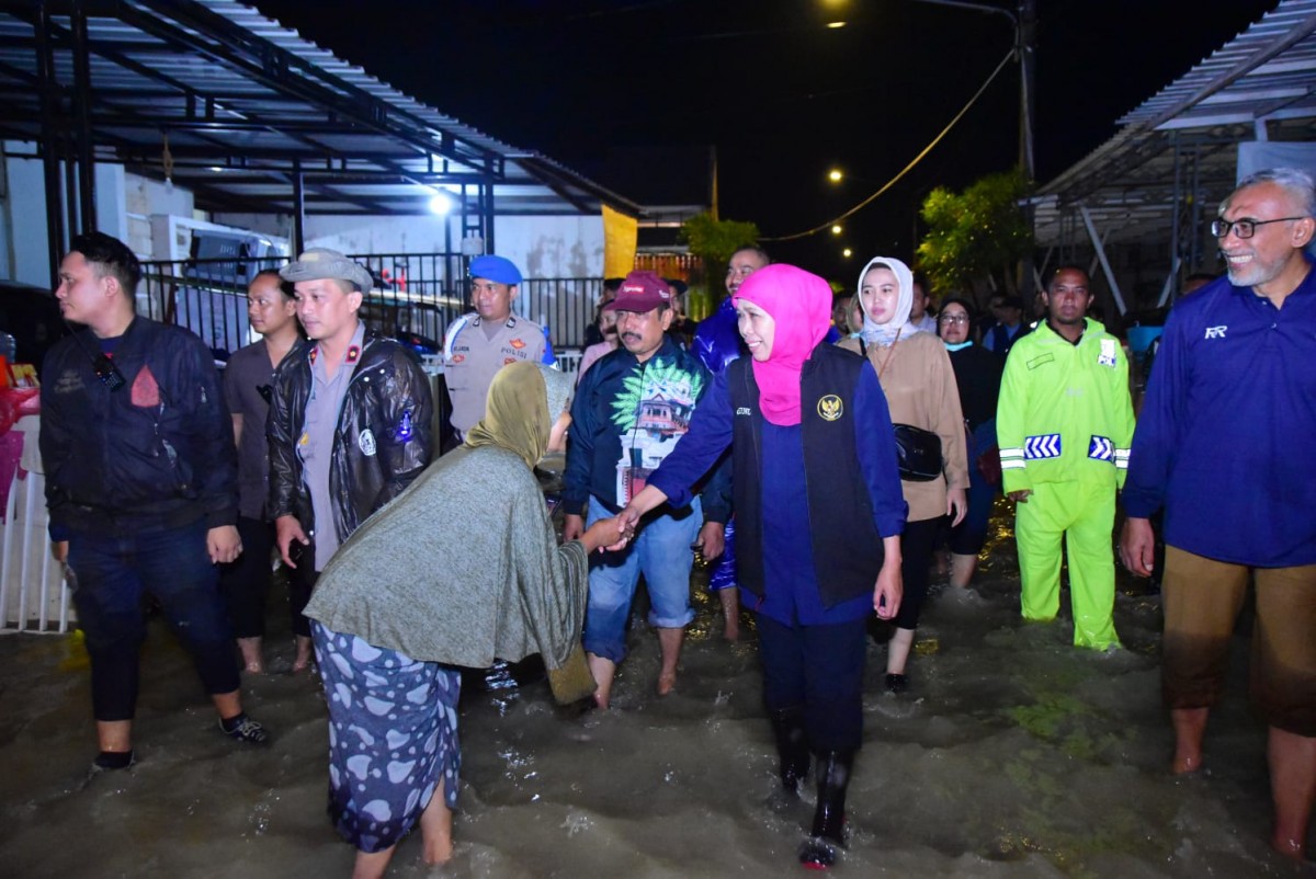 Gubernur Jawa Timur Khofifah Indar Parawansa saat meninjau banjir/ (Foto: Pemprov Jatim)