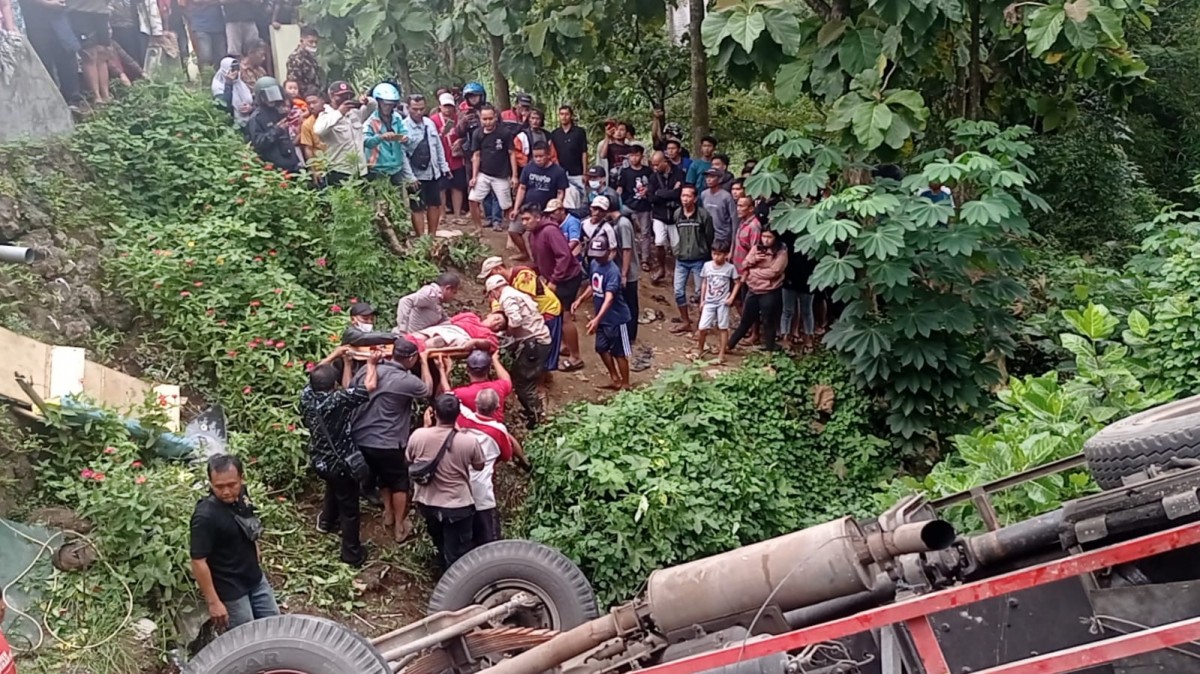 Truk tronton yang terperosok ke sungai di Blitar (Foto: Polsek Kesamben)