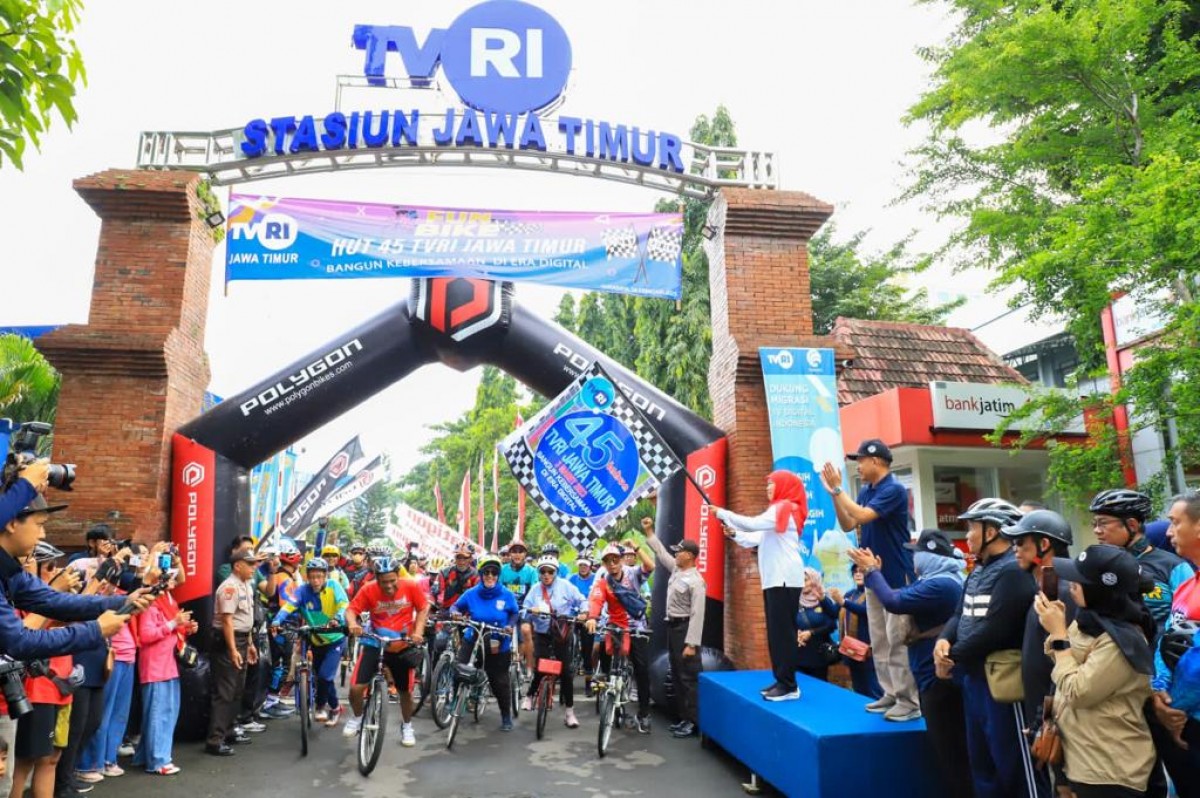 Gubernur Khofifah Indar Parawansa saat memberangkatkan peserta fun bike HUT ke-45 TVRI Jatim (Foto-foto: Herman for jatimnow.com)