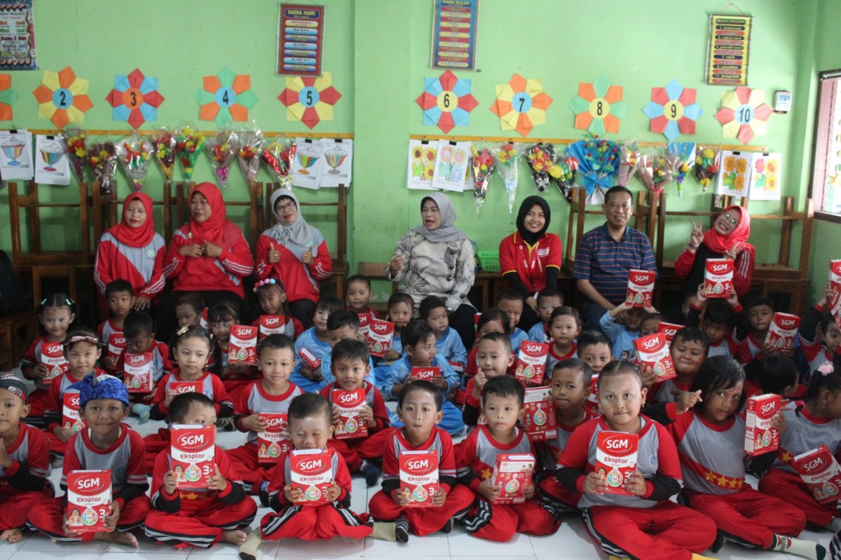 Bunda PAUD Jombang bagikan susu hingga laptop bareng Alfamart (Foto-foto: Alfamart for jatimnow.com)