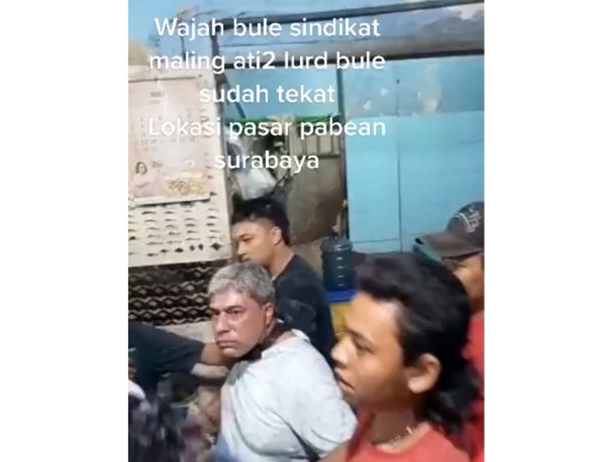 Bule Iran yang tepergok mencuri di Pasar Pabean Surabaya (Foto: Tangkapan layar video Tiktok)