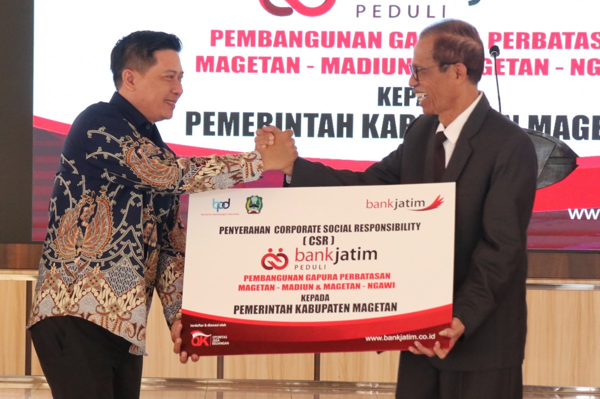 Penyerahan dilakukan secara simbolis oleh Pjs. Psd. Kom Eksternal Bank Jatim Bambang Supriadi mewakili manajemen kepada Bupati Magetan Suprawoto, di pendopo Kabupaten Magetan (Foto: Bank Jatim for jatimnow.com)
