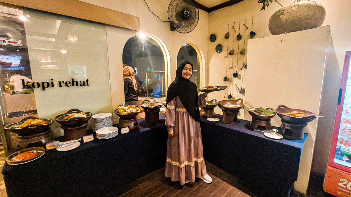 Menikmati buka puasa berhadiah umroh di Namira Syariah Hotel Surabaya (Foto-foto: Namira Syariah Hotel Surabaya)