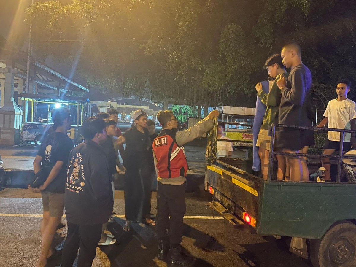 Belasan remaja yang akan perang sarung diamankan polisi. (Foto: Sat Samampta Polres Ponorogo/jatimnow.com)