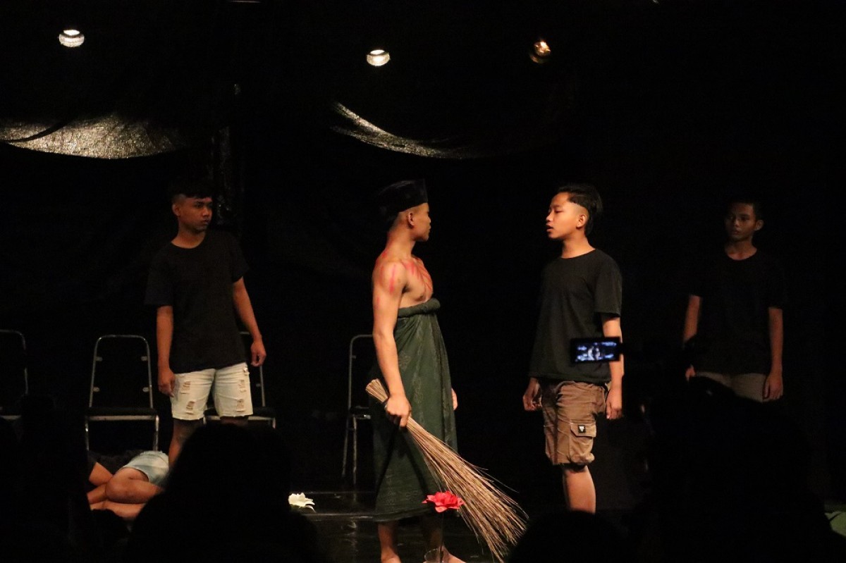 Pementasan drama Hikayat Selembar Tubuh yang dimainkan 1 aktir anak ABH binaan Shelter Rumah Hati. (Foto: Elen for jatimnow.com)