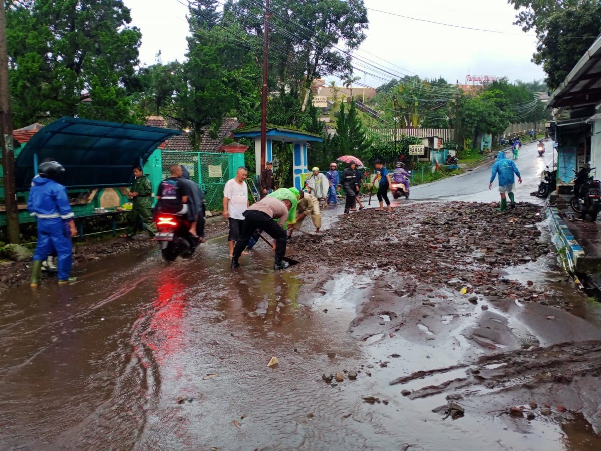 Pembersihan material pascabanjir di Prigen. (Foto: Polsek Prigen)