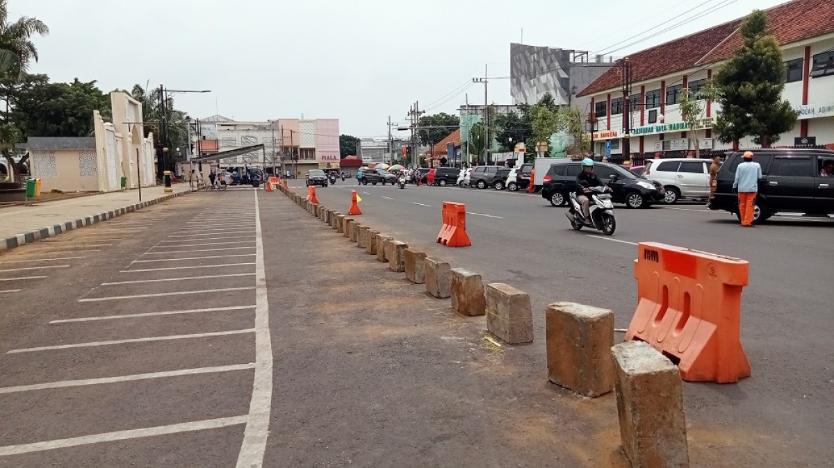 Pemkot Pasang Road Barrier di Jalan Alun-Alun Kota Pasuruan, Rapikan Parkir dan PKL