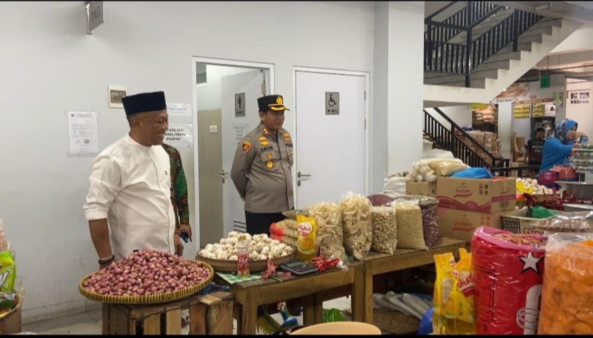 Polres dan Pemkab Ponorogo saat sidak harga barang di Pasar Legi. (Foto: Ahmad Fauzani/jatimnow.com)