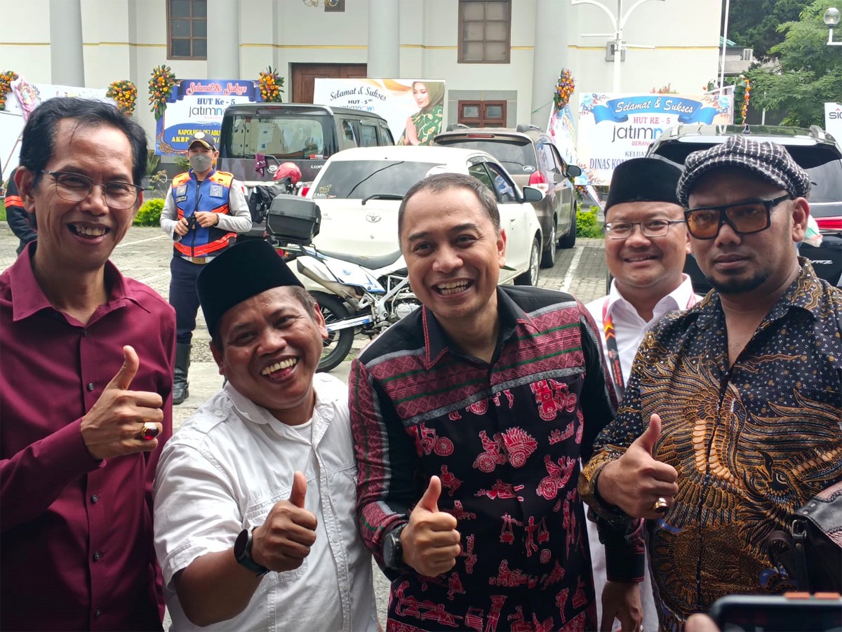 Ketua DPRD Surabaya, Adi Sutarwijono (kiri) saat berkunjung dalam rangka HUT jatimnow.com kelima. (foto: Rama Indra Surya/jatimnow.com)