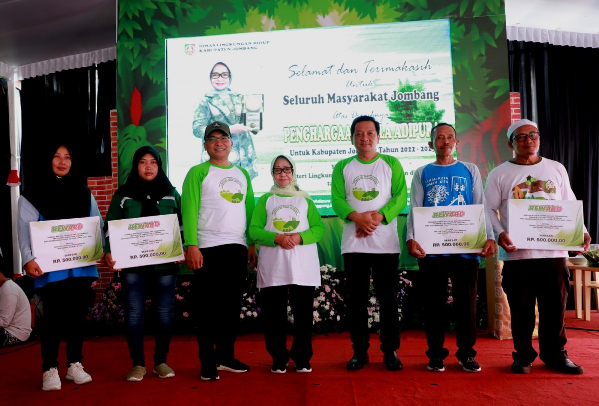 Dapat Penghargaan Adipura, Bupati Jombang Berikan Reward pada Tenaga Kebersihan