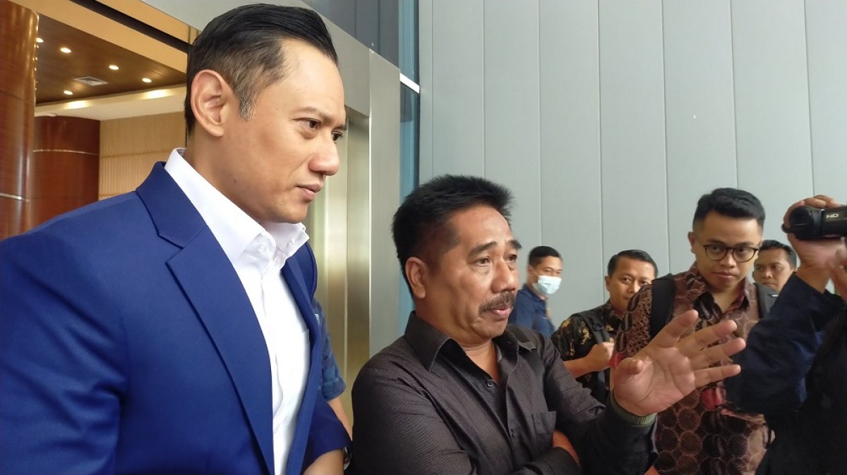 Ketum Demokrat AHY bersama dosen Universitas Airlangga (Unair) Suko Widodo. (Foto: Farizal Tito/jatimnow.com)