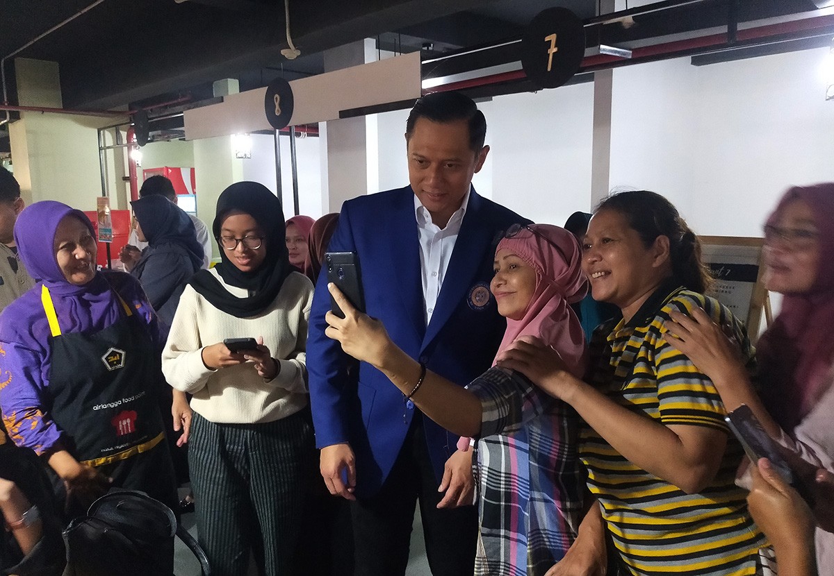 AHY menjadi rebutan mahasiswa Unair saat menikmati makan siang di kantin. (foto: Farizal Tito/jatimnow.com)