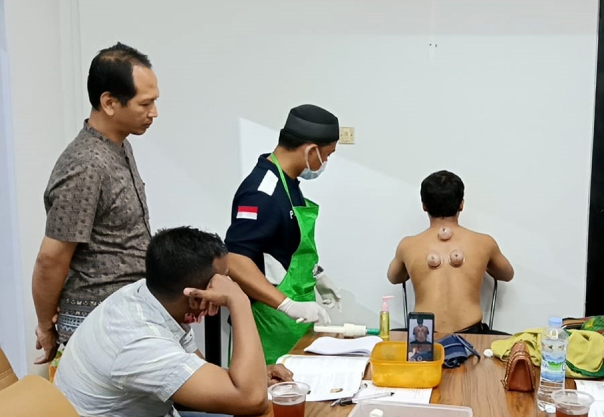 Sejumlah warga Banyuwangi memanfaatkan bekam di tengah bulan puasa untuk mendapat manfaat kesehatan. (foto: Ustaz Abu Umar for jatimnow.com)