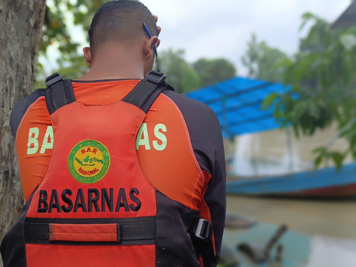 Anggota Basarnas Surabaya saat melakukan pencarian penumpang perahu tembang yang terbalik di Sungai Brantas. (foto: Rama Indra Surya/jatimnow.com)