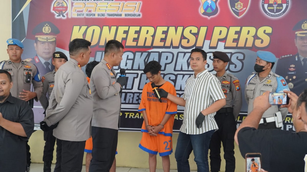Kapolresta Sidoarjo Kombes Pol Kusumo Wahyu Bintoro dan Kasat Reskrim Polresta Sidoarjo Kompol Tiksnarto Andaru Rahutomo saat interogasi pelaku. (Heri for jatimnow.com)
