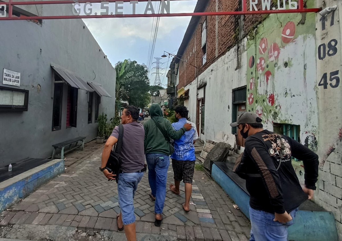 Anggota Satintelkam Polrestabes Surabaya menangkap satu anggota gengster yang terlibat tawuran. (foto: Polrestabes Surabaya for jatimnow.com)