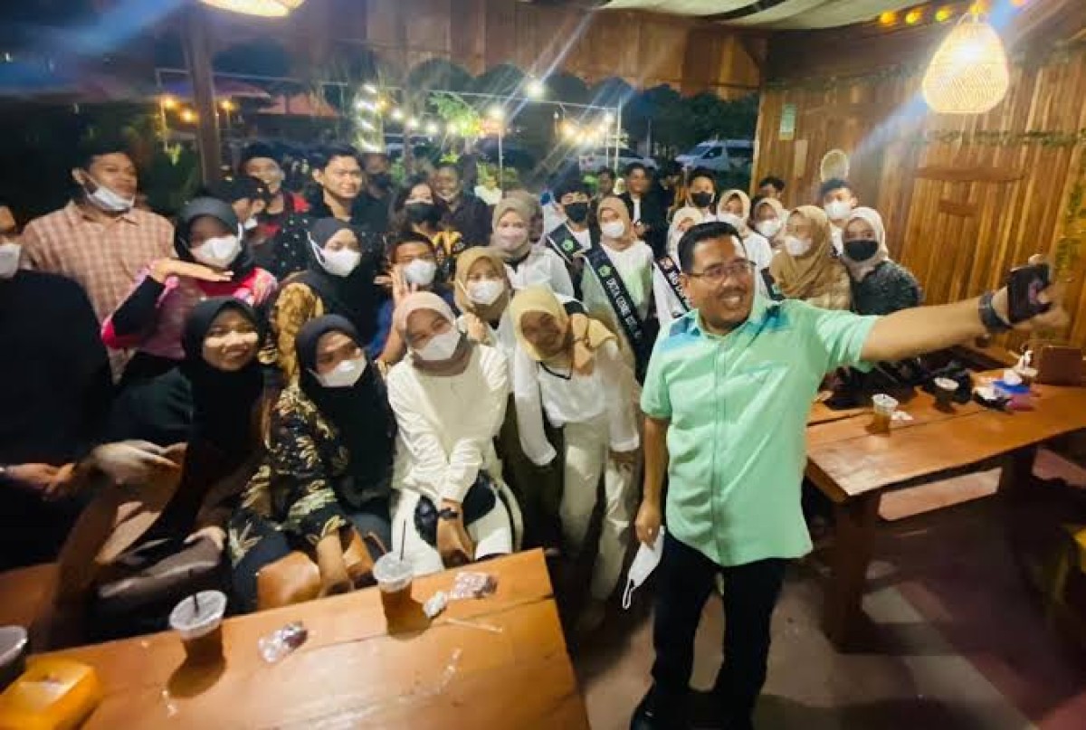 Anwar Sadad bersama kelompok pemuda. (foto: Rahmat for jatimnow.com)