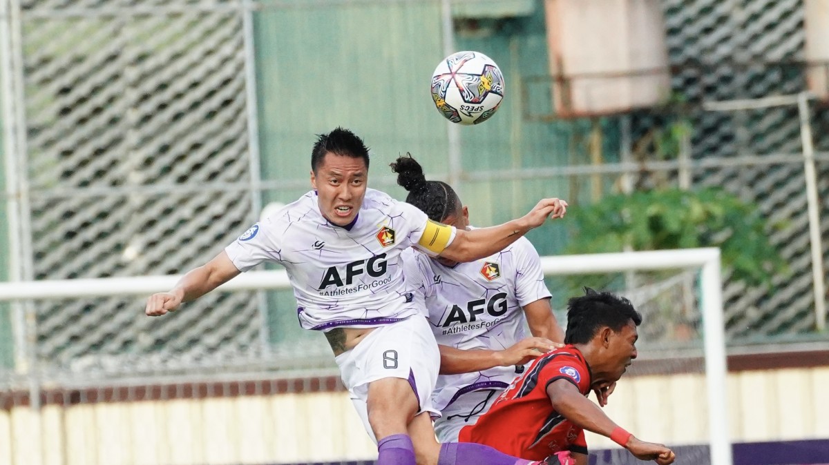 Arthur Irawan saat berduel dengan pemain Arema. (foto: Persik Kediri for jatimnow.com)