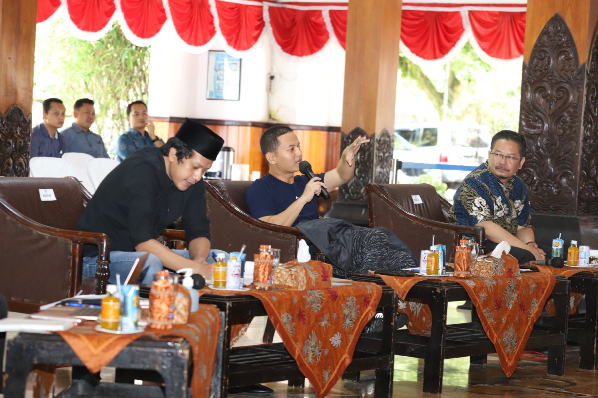 Bupati Trenggalek, Mochamad Nur Arifin (Mas Ipin) saat menilai gagasan dalam ASN Idol (Foto-foto: Dok. Kominfo Trenggalek)