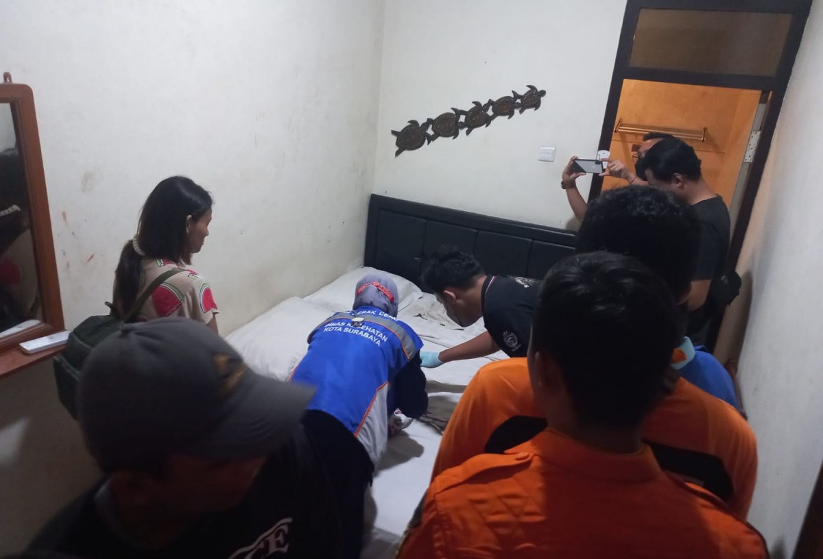 Tim Inafis Polres Pelabuhan Tanjung Perak melakukan identifikasi di TKP (Foto: Rama Indra/jatimnow.com)