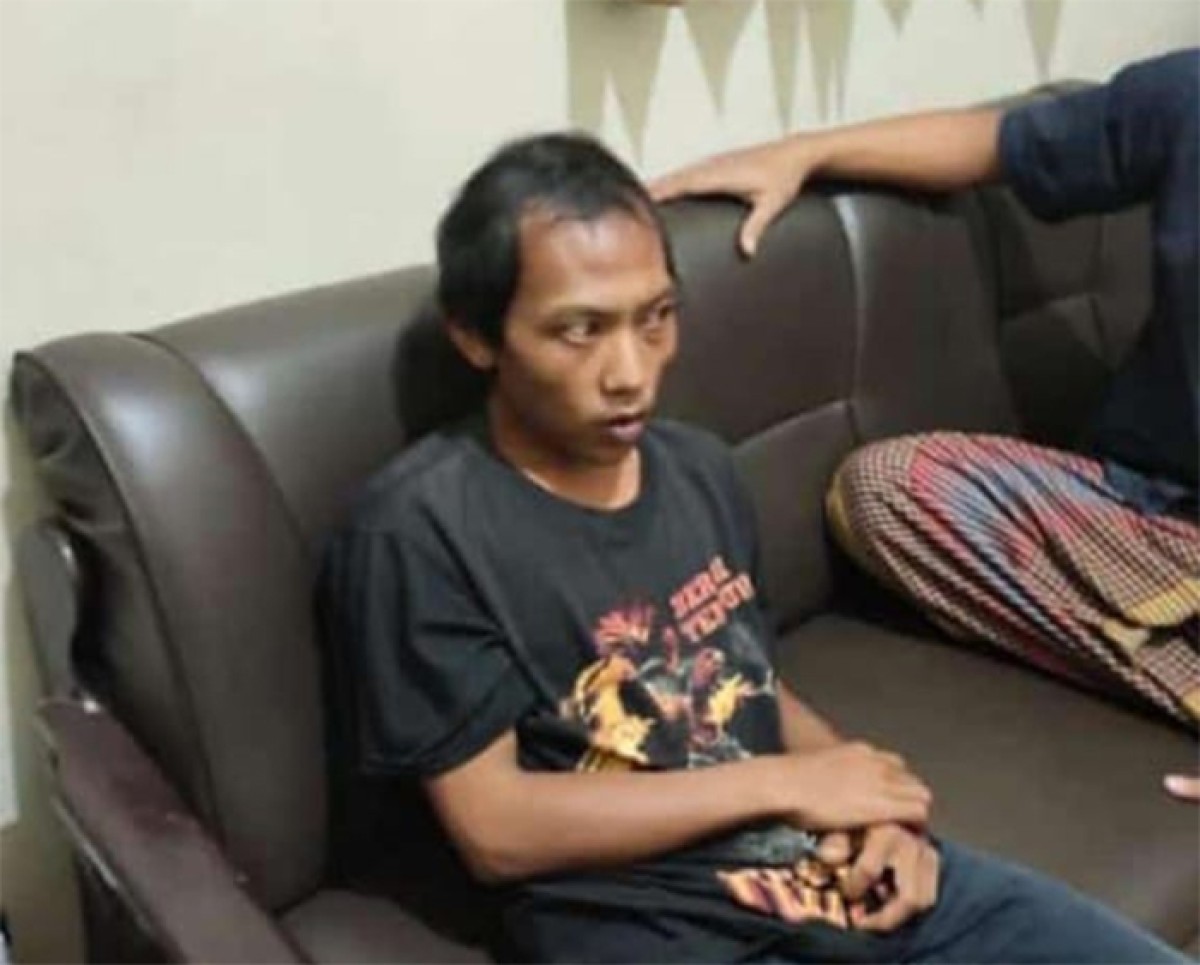 Pelaku begal payudara saat diamankan warga di Kantor Desa Banjarsari, kecamatan Bandarkedungmulyo. (Elok Aprianto/jatimnow.com)
