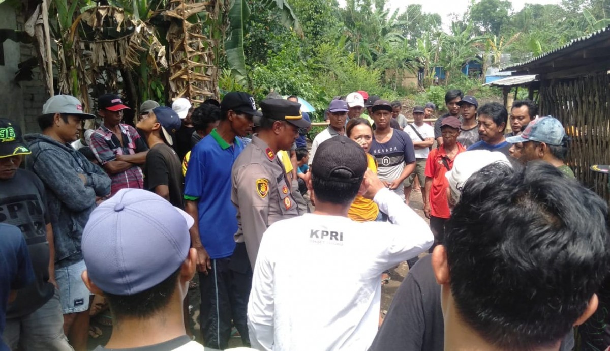 Warga Kecamatan Tegalsari, Banyuwangi memblokade jalan sebagau bentuk protes beroperasinya galian C. (fotoPolsek Tegalsari for jatimnow)
