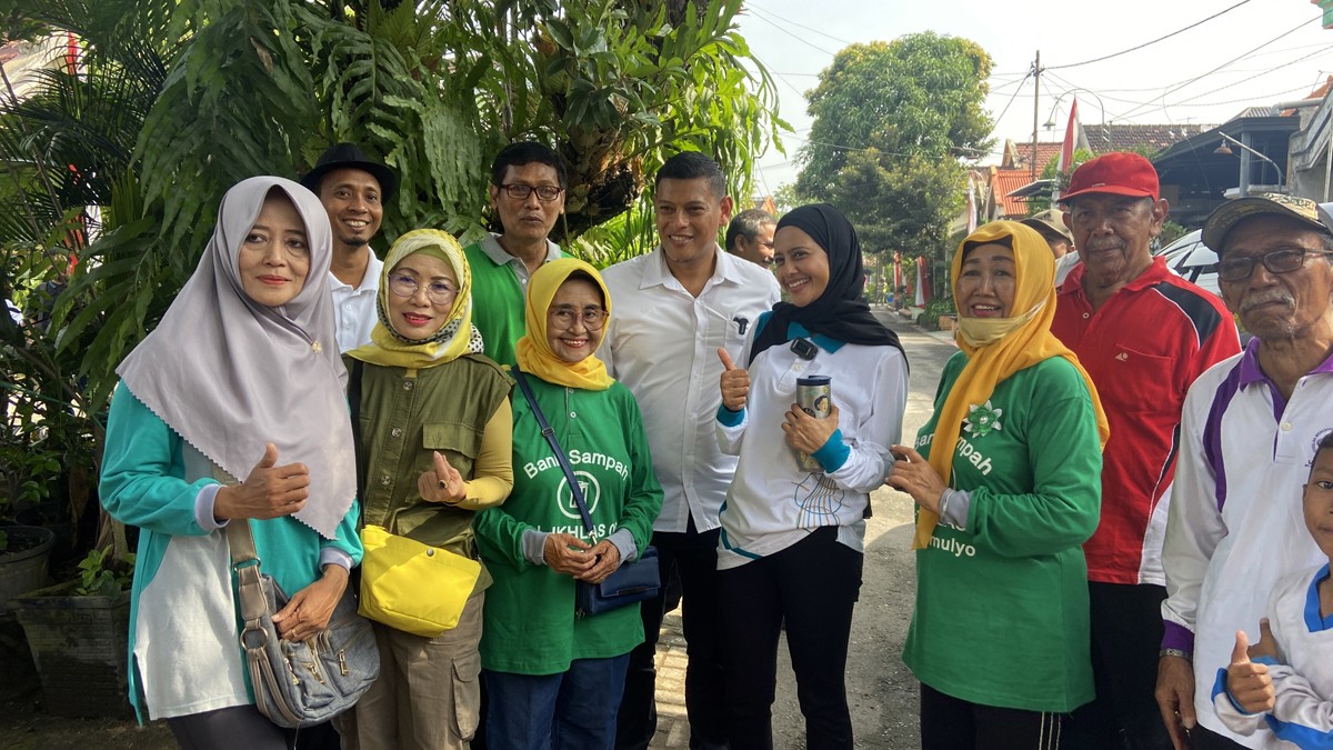 Bunda Fey (empat dari kanan) saat berfoto bersama ibu-ibu kader lingkungan Pemkot Kediri. (foto : Yanuar Dedy/jatimnow.com)