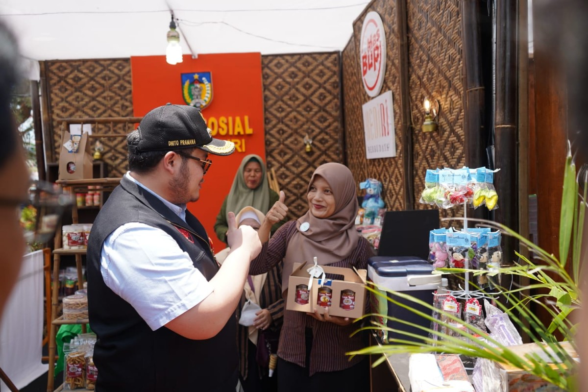 Mas Dhito saat berdikusi dengan pelaku usaha dalam pameran UMKM Jadoel. (foto : Humas Pemkab Kediri/jatimnow.com)