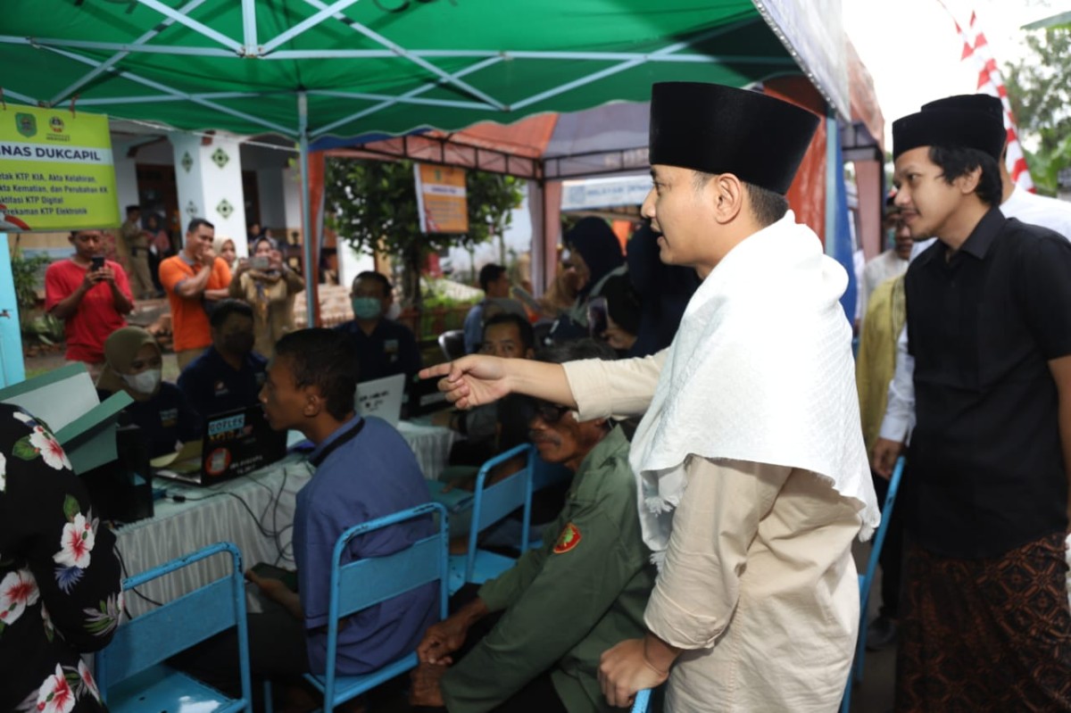 Bupati Trenggalek, Mochamad Nur Arifin saat memantau pelayanan. (foto: Kominfo Trenggalek for jatimnow.com)