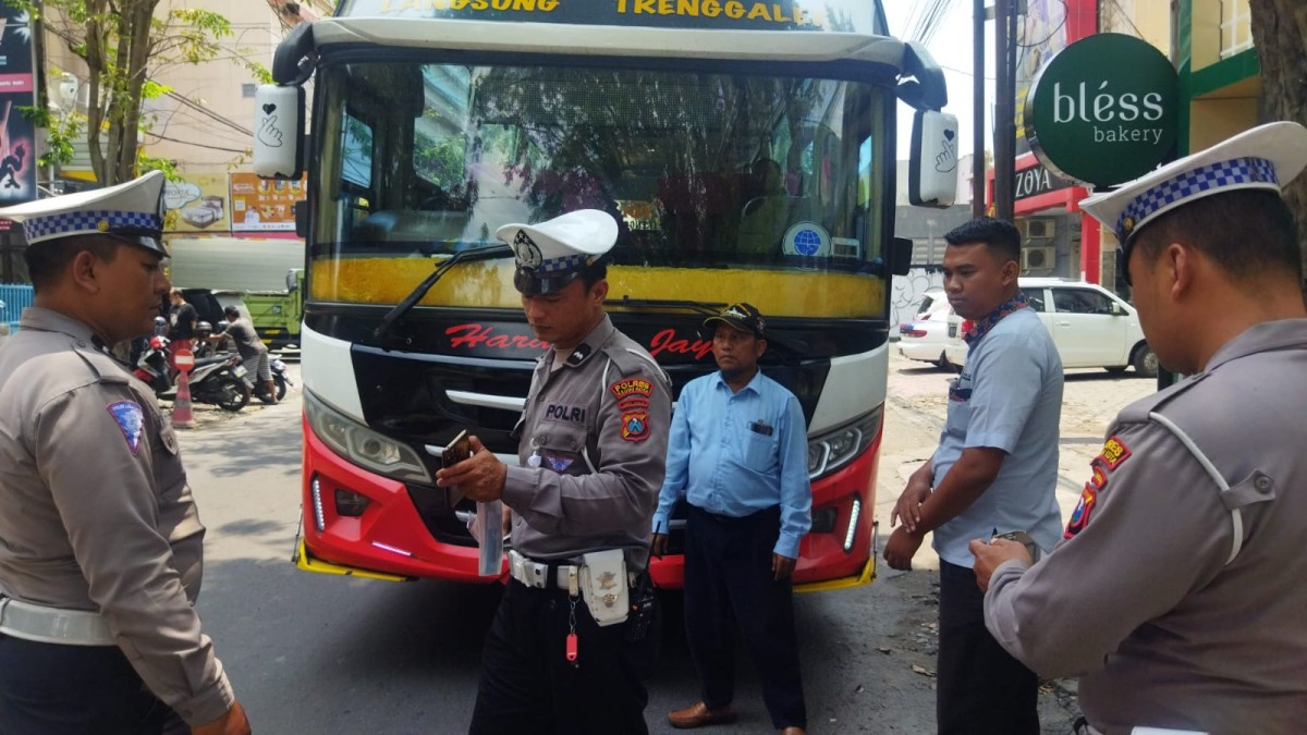 Polisi menghentikan PO Harapan Jaya di Jalan Joyoboyo Kota Kediri. (foto: Satlantas for jatimnow.com)