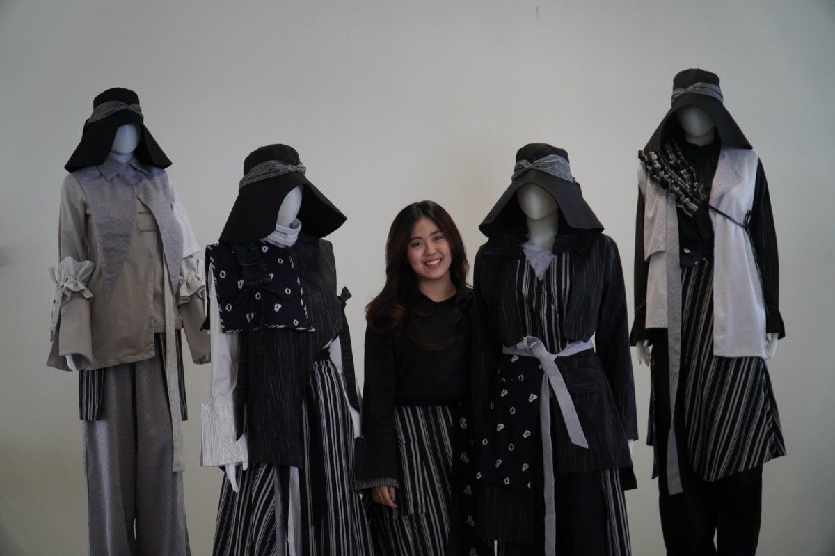 Clarissa Wirogo menunjukkan empat busana yang akan ditampilkan dalam Pameran Dagang dan Fashion Show di Hongkong Fashion Week April 2023. (foto Humas PCU for jatimnow.com).