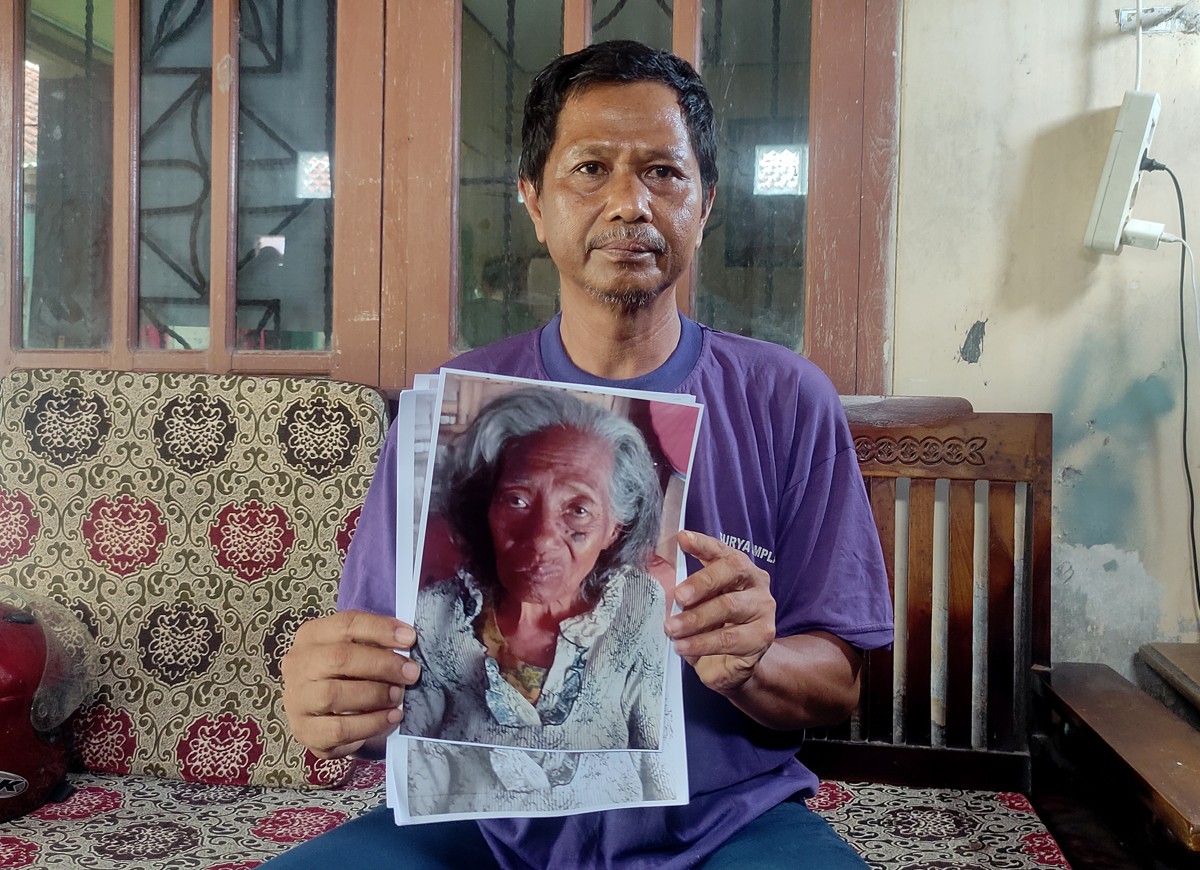 Daduk Warsilo (53) memperlihatkan foto sang ibu. (foto: Eko Purwanto/jatimnow.com)