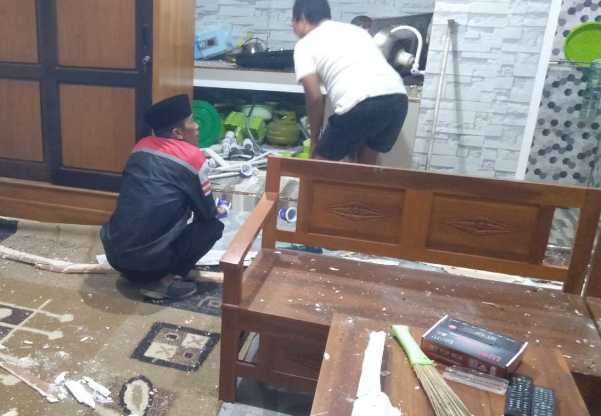 Kondisi dapur villa yang berantakan akibat ledakan elpiji 3 kg di Kecamatan Glagah, Banyuwangi. (foto: Polsek Giri for jatimnow)