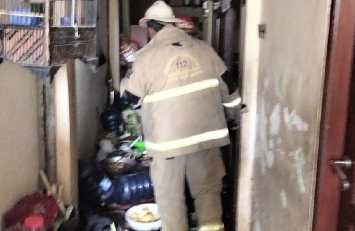 Kondisi dapur milik keluarga M. Soewono yang berantakan akibat ledakan elpiji 3 kg. (Foto: Dedik Irianto for jatimnow.com)