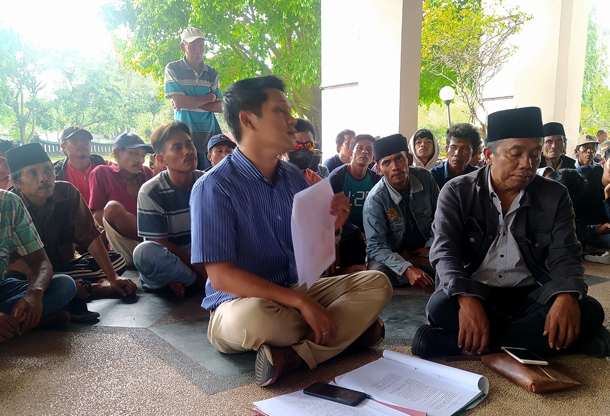 Sejumlah warga Desa Morombuh, Bangkalan memprotes pembatalan calon mereka yang digugurkan P2KD. (foto: Yisa for jatimnow.com)