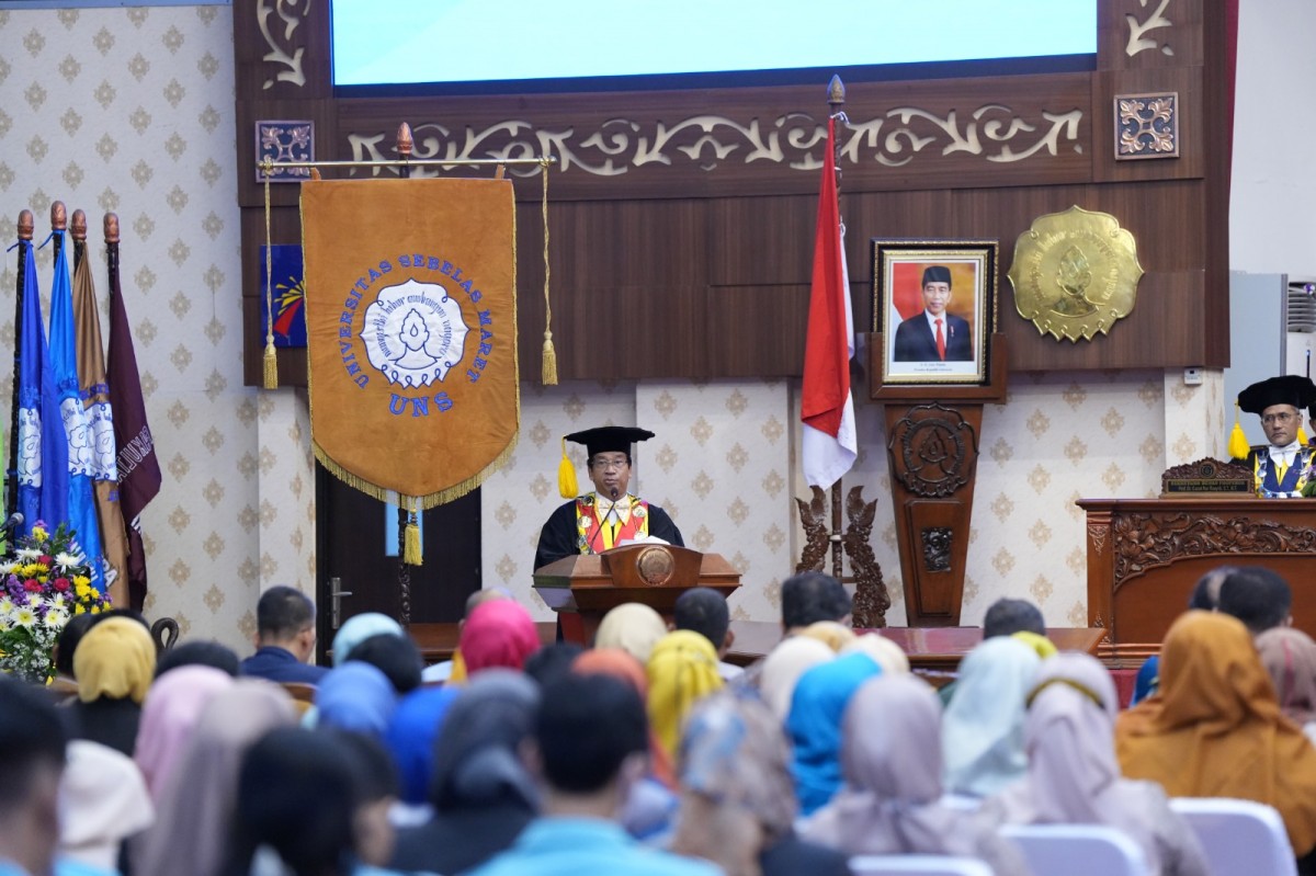 Rektor UNS, Jamal Wiwoho, memberikan sambutan dalam rangka Dies Natalis ke-47. (foto: SPTP for jatimnow.com)