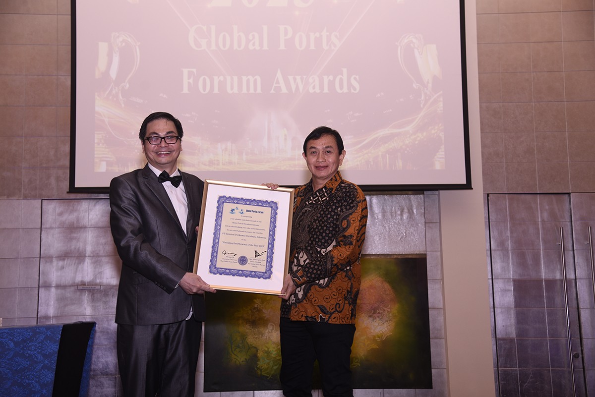 Direktur Teknik TPS, Robby Dayoh menerima penghargaan dari Executive Chairman, Thomas Ng di Dubai, UEA. (foto: TPS for jatimnow.com)