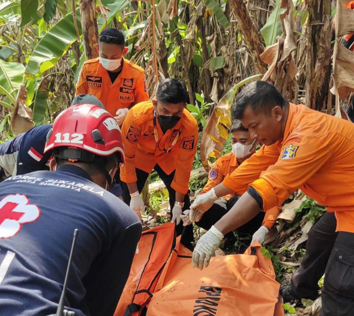 BPBD Surabaya ketika melakukan evakuasi jenazah pria misterius di Sungai Wonorejo. (foto: BPBD Surabaya for jatimnow.com)