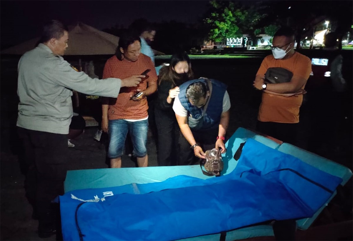 Seorang Wanita Tewas di Pantai Boom Marina