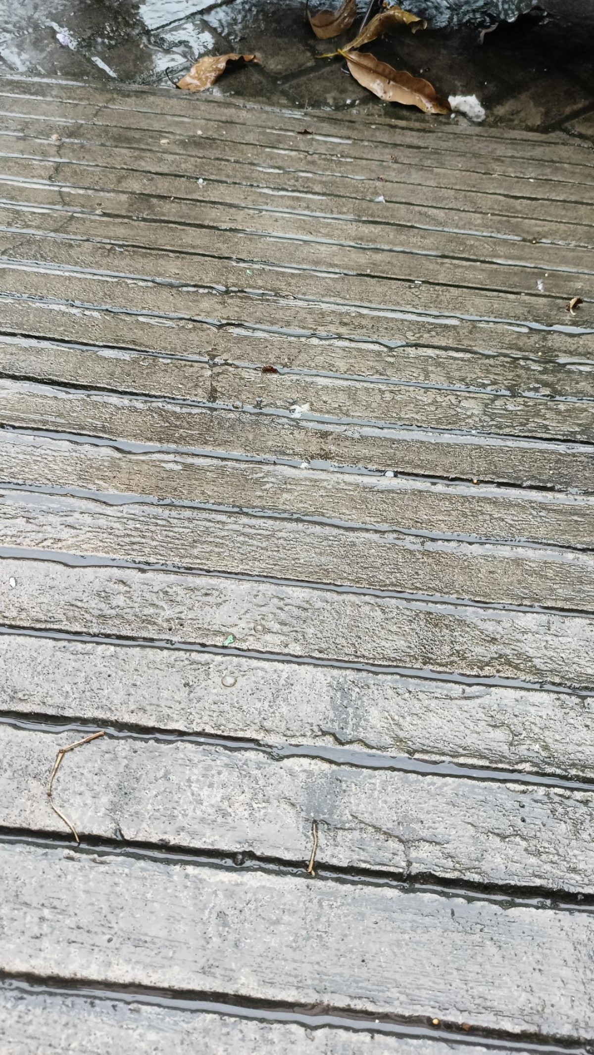 Fenomena hujan es yang disebabkan kemunculan awan Cumolonimbus di Surabaya Barat dan sebagian di Utara. (foto: BMKG Tanjung Perak for jatimnow.com)