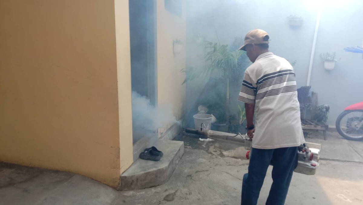 Pengasapan yang dilakukan petugas di Kelurahan Pejagan, Kecamatan/Kota Bangkalan. (foto: Yisa for jatimnow.com)