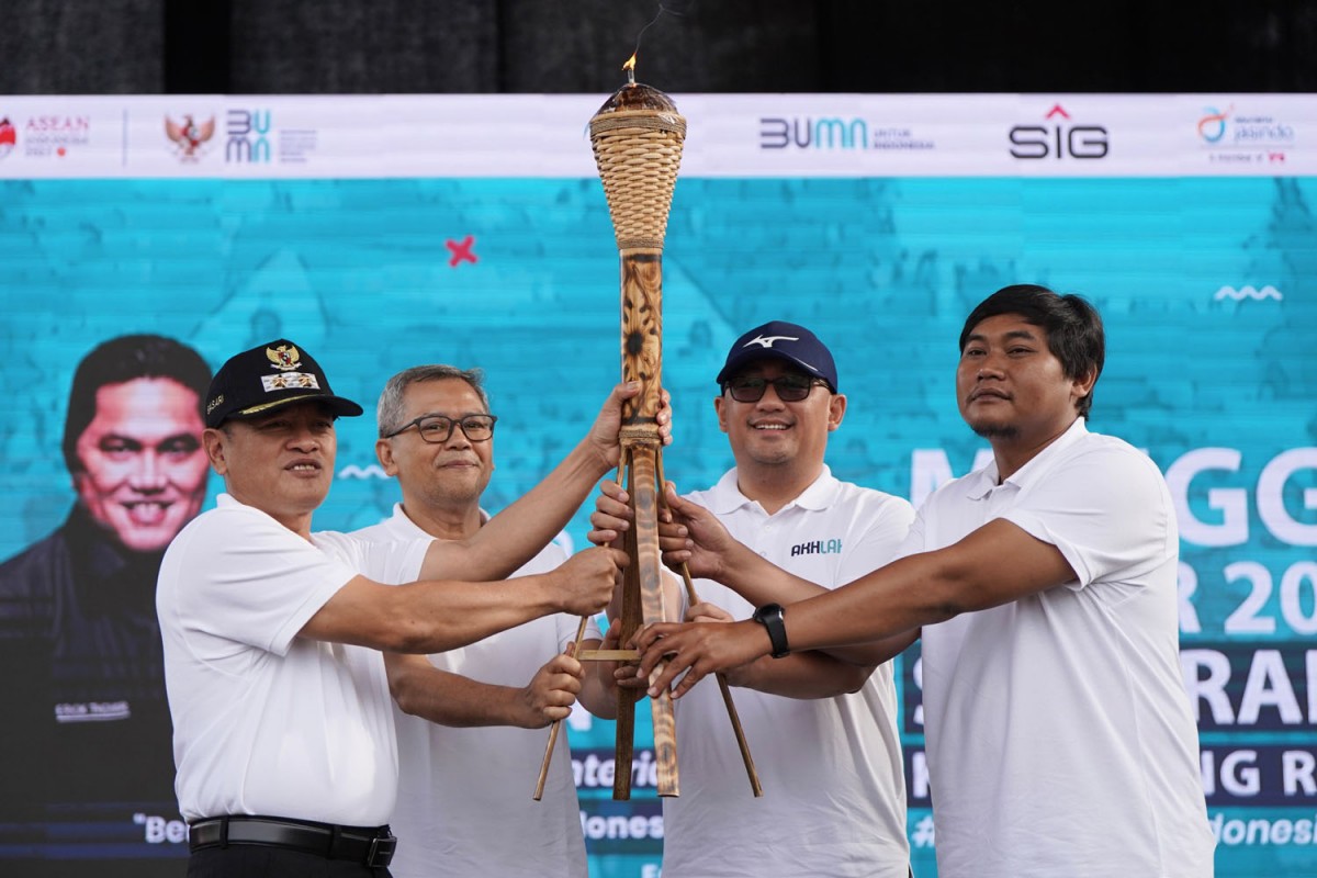 Direktur SDM dan Umum SIG Agung Wiharto (kedua kiri) bersama Wakil Bupati Semarang M. Basari (kiri) mengangkat obor estafet saat membuka acara Jalan Sehat Bersama BUMN 2023 di Kampoeng Rawa, Ambarawa, Semarang