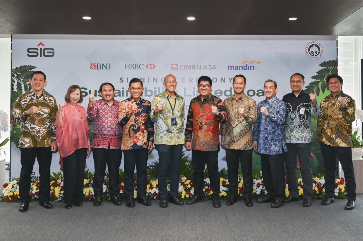 PT Semen Baturaja Tbk melakukan penandatanganan Perjanjian Kredit Sindikasi Sustainability Linked Loan (SLL) dengan empat perbankan sebagai kreditur, sebagai wujud komitmen terhadap keberlanjutan melalui implementasi prinsip ESG